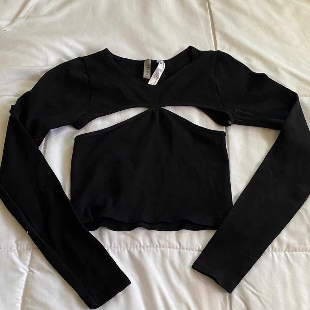 Black Long-Sleeve Cutout Crop Top - Unbranded